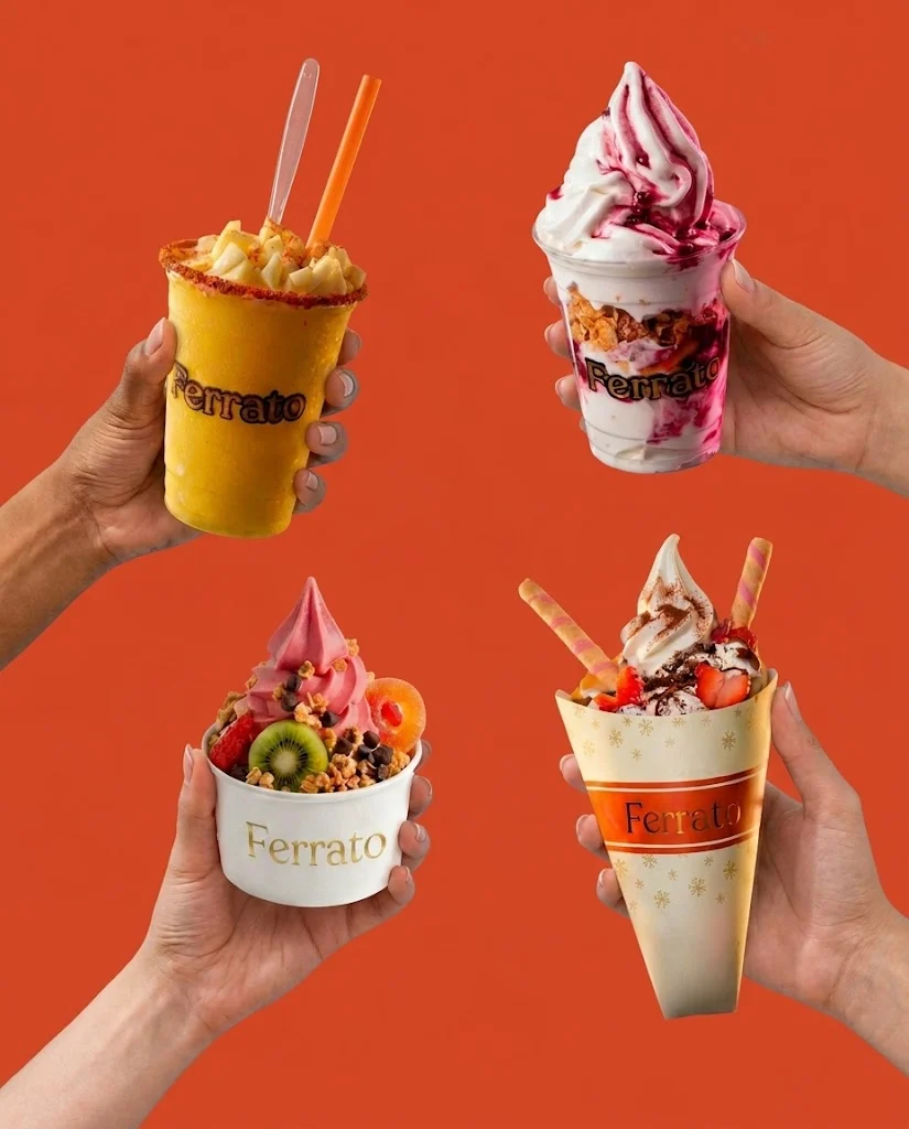 Frappé de mango, vaso con salsa de mora, tarrina con fruta y cono Ferrato sostenidos en la mano